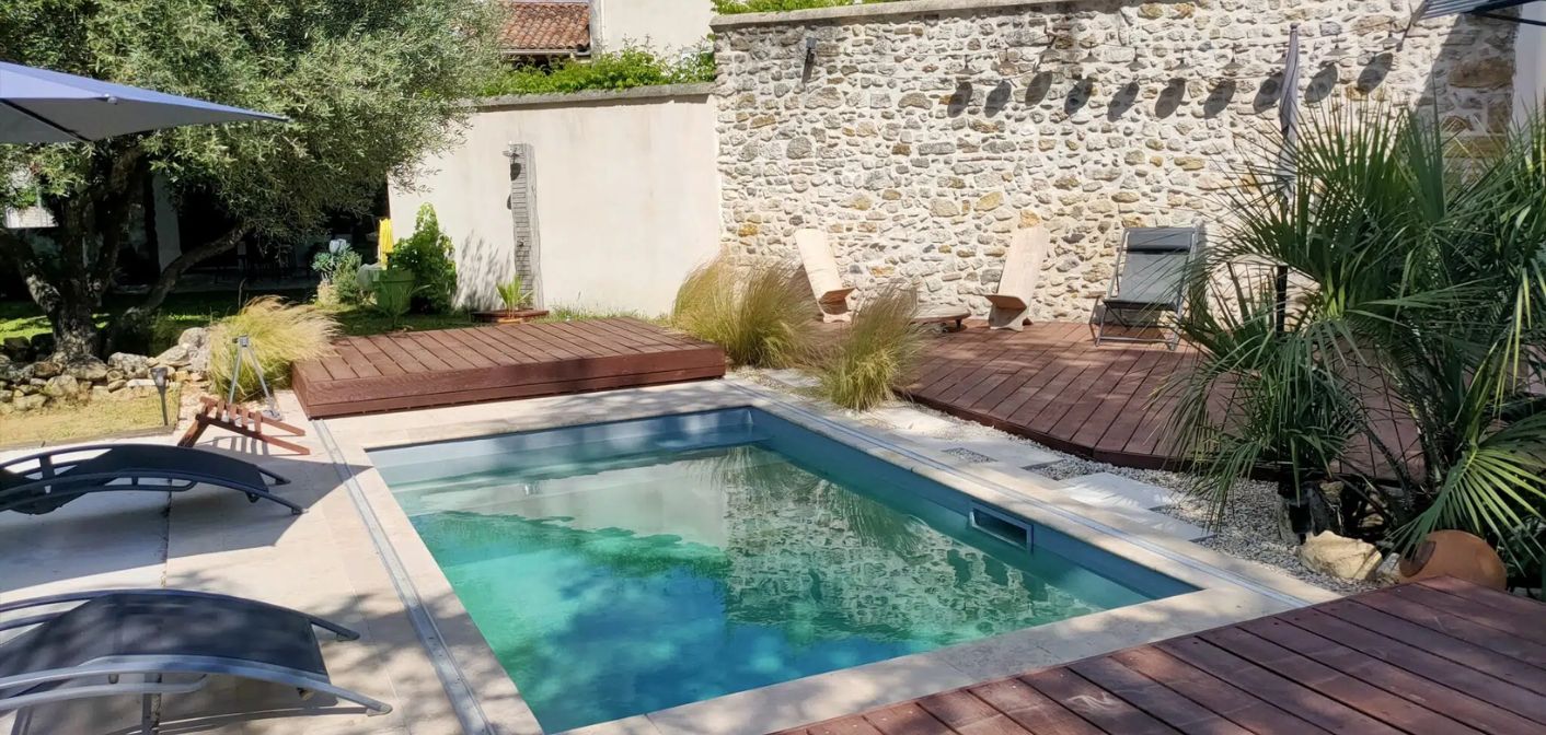 09 douche exterieure — Aménagement des abords de piscine en Haute-Saône en Haute-Saône (70)